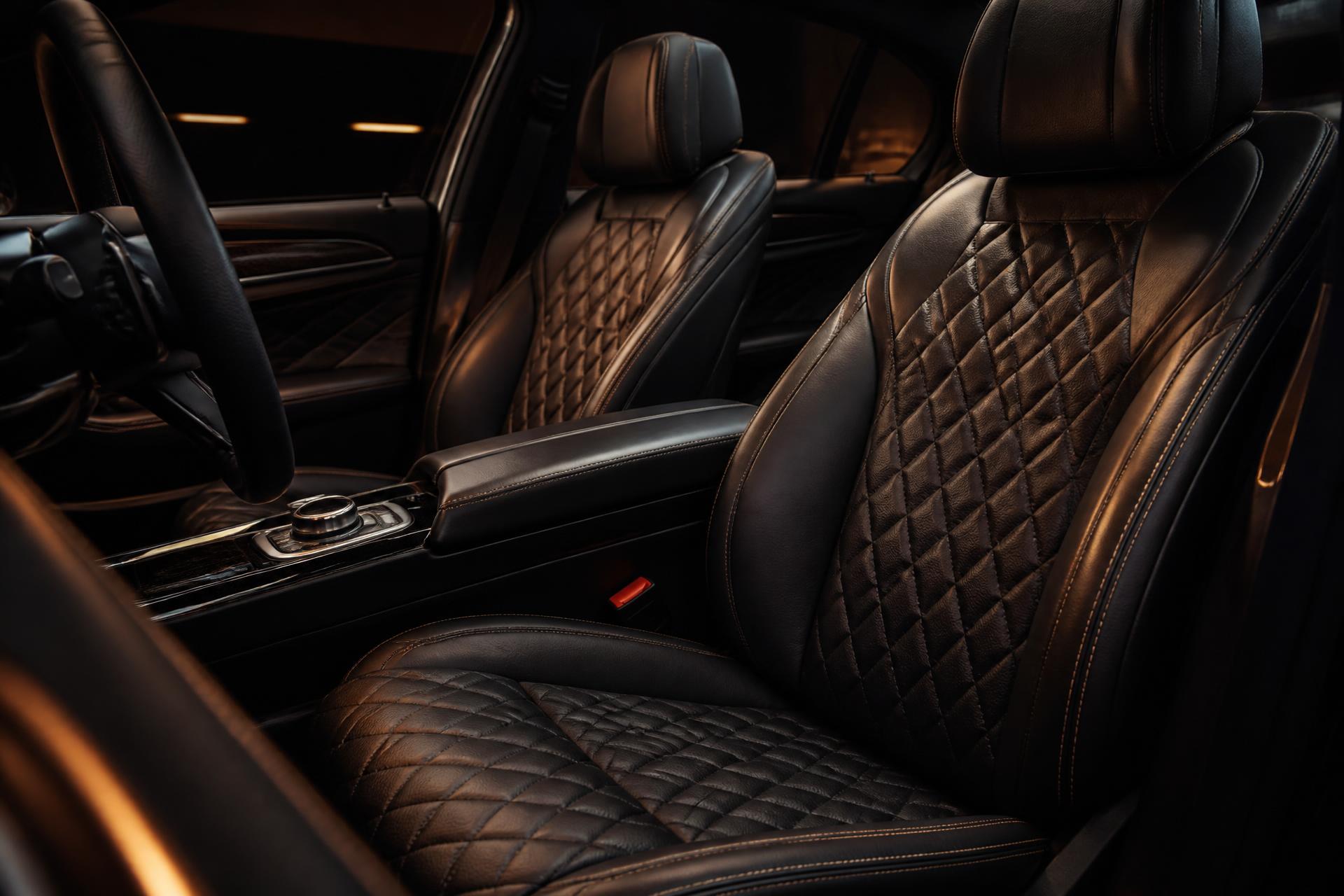 Interior automotivo premium com bancos em couro e acabamento artesanal